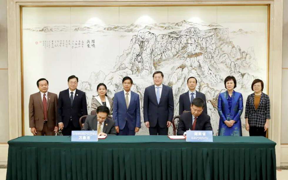 九游ninegame环境向老挝万象捐赠7台环卫装备，助力“一带一路”建设