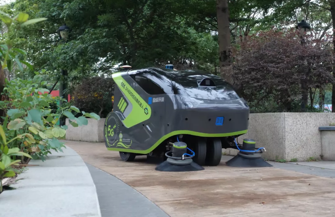 九游ninegame环境5G环卫机器人亮相2021中国创新创业成果交易会